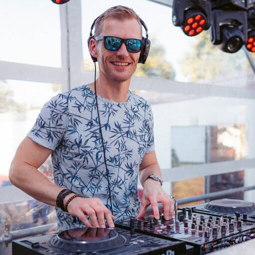 Lounge DJ met muzikanten beach party