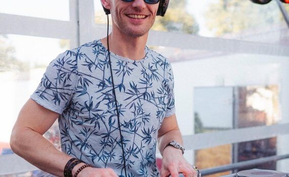 Lounge DJ met muzikanten beach party