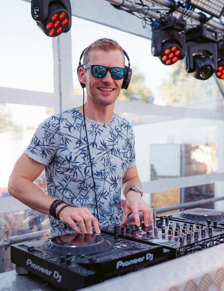 Lounge DJ met muzikanten beach party