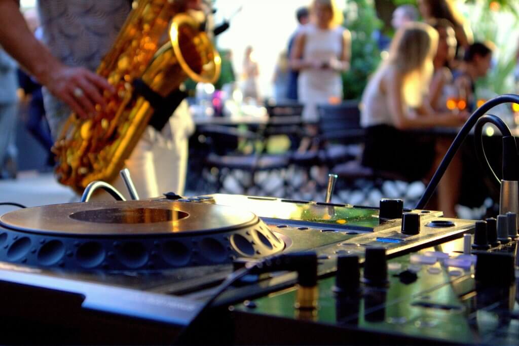 DJ met Saxofonist personeelsborrel huren