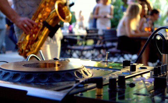 DJ met Saxofonist personeelsborrel huren