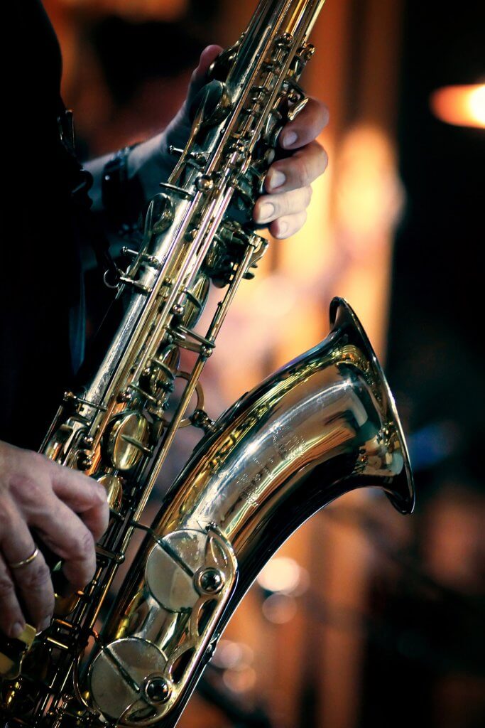 DJ met Sax kerstborrel huren