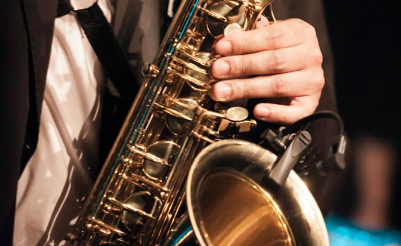 DJ met Saxofonist kerstborrel boeken