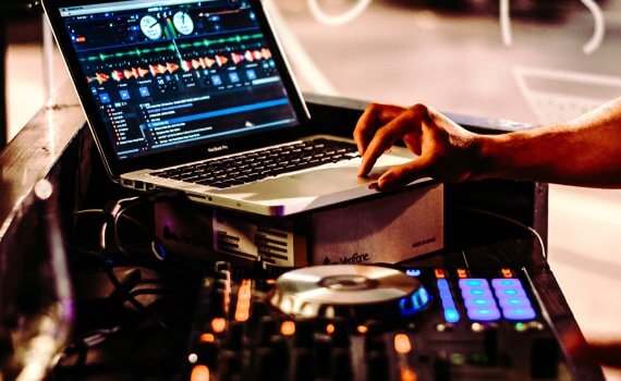Lounge DJ met Muzikant boeken