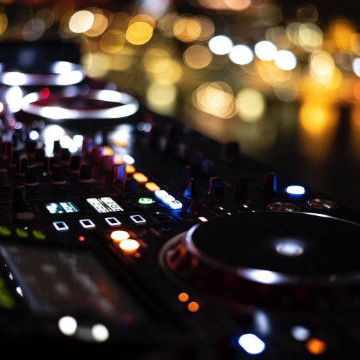 Lounge DJ bedrijfsborrel huren