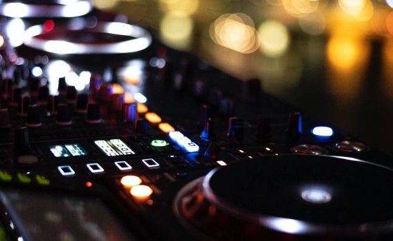 Lounge DJ bedrijfsborrel huren