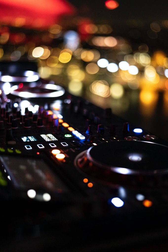 Lounge DJ bedrijfsborrel huren
